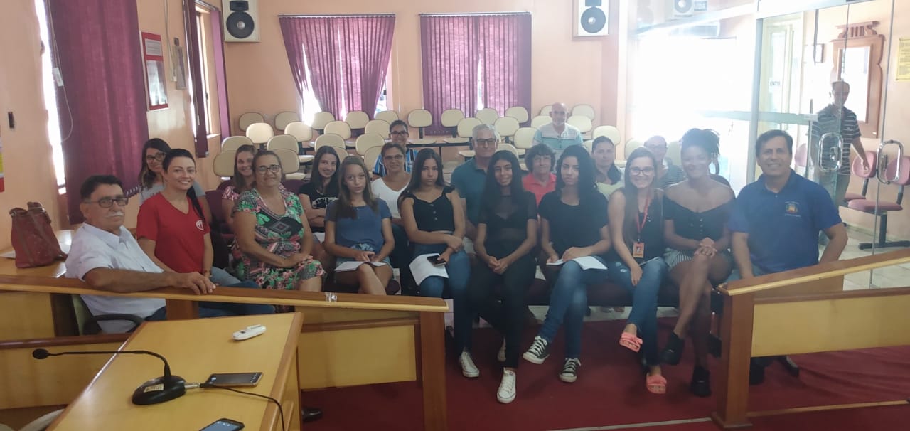 Candidatas a "Mais Bela Comunitária" visitam a Câmara Municipal