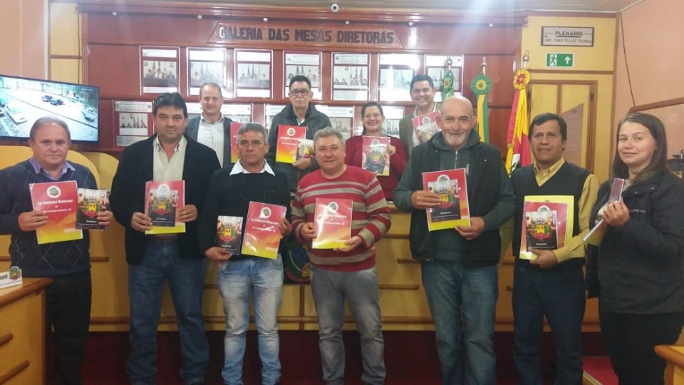 Entrega da nova Lei Orgânica Municipal e manual da Ouvidoria da Câmara.